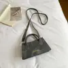 Bolso de mano con textura simple y elegante 2026 nuevo bolso cruzado de un solo hombro moderno bolso cuadrado pequeño retro el bolso de mujer popular de este año