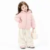 Jaqueta de Penas Infantil Leve 90% Penas Inverno 2026 Novo Estilo Casaco Quente com Capuz para Meninas Roupas de Inverno para Meninos Tendência