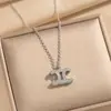 Collar Cruzado Doble C Europeo y Americano para Mujer Lujo Accesible Gama Alta Arco del Triunfo Sin Decoloración Letra Cadena para Clavícula de Acero de Titanio Exquisito