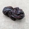 Ébano cuero madera negra pieza de mano bolsa de dinero valiente nogal adornos pequeños puesto de tallado de madera de agarwood de Vietnam suministro al por mayor