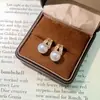 Brincos estilo francês S925 com pino de prata, gentis e versáteis, com diamantes e pérolas AKOYA iridescentes em um design irregular em forma de C