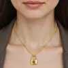 Collar de Acero Inoxidable con Colgante de Acero de Titanio Chapado en Oro de 18K Transfronterizo Europeo y Americano 19mm Candado Grabado con Láser 26 Iniciales Personalizadas