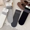 Calcetines versátiles de otoño para mujer, con rayas verticales anti-pilling, hasta la pantorrilla, serie de color café 'ins' estilo coreano, calcetines apilados con botón de madera salvaje