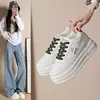 Tênis casuais femininos de sola grossa, novo modelo primavera e outono 2026, estilo couro transfronteiriço, sapatos brancos que aumentam a altura, com cadarço antiderrapante