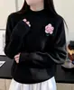 Suéter de tricô feminino novo estilo coreano para outono e inverno, macio e aconchegante, com gola semi-alta e decoração floral, top interno de caimento solto