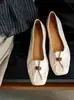 Sapatos femininos slip-on retrô Chuyuji de nicho no estilo old money com fivela de metal e salto baixo para o trajeto