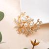 Broche de flores de alta gama de moda coreana para mujer, hebilla de toalla de seda, hebilla antiluz, ramillete de perlas, joyería de aleación de diamante hueco