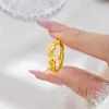 Anillo de Trébol de Cuatro Hojas con Incrustaciones de Circonita Estilo Lujo Ligero Tendencia Nacional para Mujer, Anillo Abierto de Oro Arena Vietnamita, Elegante Oro Imitación Joyería Yiwu