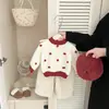 Suéter Grueso Elegante para Niña Pequeña de Otoño e Invierno Nuevo Bebé Rojo con Pompón Tejido Ropa Festiva Moderna