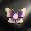 Broche Borboleta Esmaltado Elegante e Sofisticado em Dois Tons com Delicado Alfinete de Inseto em Calcedônia Branca Cravejada de Diamantes Acessório para Mulheres