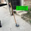 Escavação de fossa séptica esgoto pote de ferro cavando buracos retirando terra pá de cavalo de cabo longo rural antigo buraco grande pá de ferro