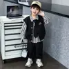 Terno Masculino Primavera e Outono 2026 Novo Estilo Moda Infantil Algodão Colete Conjunto de Três Peças Crianças Pequenas e Médias Moda Infantil Tendência