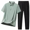 Conjunto de Dos Piezas para Hombre de Verano: Camisa Polo de Manga Corta Transpirable de Seda de Hielo y Pantalones Largos para Deportes y Ocio Juvenil, Transpirable de Seda de Hielo