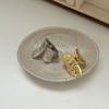 Anillo abierto geométrico con diseño de nicho, anillo irregular de diseño de alta gama europeo y americano.