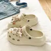 Song Xiaoke 2026 Modelo Nuevo para Aumentar la Altura Suela Gruesa Simples Casuales EVA Puntera Cerrada Zuecos para Mujeres y Parejas para Uso al Aire Libre