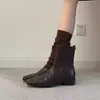 Botas elegantes de salto baixo retrô, finas, com bico quadrado que aumenta a altura, botas elásticas afinadoras para mulheres, versáteis para o trabalho, botas curtas elegantes