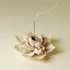 Portaincienso de Flor de Peonía Hecho a Mano con Repujado Tradicional, Quemador de Incienso de Interior Inspirado en el Zen, Pieza Decorativa Pequeña
