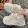 Sapatos Brancos para Estudantes de Verão para Mulheres 2026 Novos Tênis de Malha Respirável para Mulheres Populares com Sola Grossa Aumentadores de Altura Esportivos Casuais
