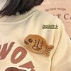 Nuevo y lindo broche colgante de pez de peluche de dibujos animados, mochila para niña, suéter, accesorios de decoración, joyería linda y fea al por mayor