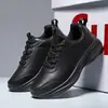 Superfície de couro microfibra Moda transfronteiriça Preto puro Sapatos esportivos leves Cano baixo Sapatos femininos Tamanho grande Sapatos casuais Sapatos para caminhada e corrida