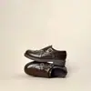 Mocassins de couro com salto grosso para mulheres, detalhes brogue, sem cadarço, sapatilhas forradas com fleece, estilo britânico, sapatos pequenos de couro com sola grossa