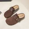 Novo chinelo slip-on outonal de sola grossa com aumento de altura 2026, chinelo preguiçoso com design de bico fechado, adequado para uso externo, feito de couro macio