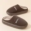 Zapatillas de algodón con tela bordada simples para mujer, para uso doméstico en invierno, de suela gruesa, antideslizantes, forradas de felpa, cálidas, adecuadas para parejas, zapatillas de interior para el hogar