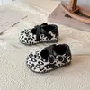 Zapatos Pequeños Lindos con Estampado de Leopardo para Niños 2026 Otoño Nueva Moda Forma de V Velcro Color Sólido Zapatos Pequeños de Piel para Niñas