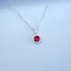 Colar com Pingente Redondo de Quatro Garras em Prata de Lei S925 Zhou Hengfu Jewelry para Mulheres, Pingente de Colar com Pedra Vermelha, Atacado de Fábrica de Alta Qualidade C