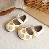Sapatos de Couro para Meninas 2026 Nova Coleção Primavera e Outono Sapatos de Princesa com Flores para Meninas para Saias Sapatos Infantis Vazados Respiráveis com Solado Macio
