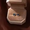 Pendientes de Botón Redondos Pequeños Negros, Versátiles para el Uso Diario, Estilo Popular, Exquisitos Pendientes de Aguja de Imitación Plateada, Sensación de Alta Gama, Suaves con los Agujeros de las Orejas, Accesorios Simples para las Orejas