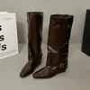 Botas de cavaleiro de perna reta com fivela de cinto, nova coleção outono/inverno 2026, botas femininas de bico quadrado acima do joelho, botas de motociclista versáteis e que afinam