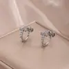 Pendientes de Aro Cruzados de Zirconia Estilo Europeo y Americano Clips para Orejas Sin Perforar para Mujer Diseño de Nicho Pendientes Elegantes Versátiles de Gama Alta