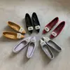 Zapatos de tacón elegantes de punta cuadrada con hebilla de strass y boca poco profunda, estilo de moda nuevo para verano 2026, con aumento de altura oculto, zapatos de vestir versátiles