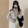 Novo suéter de malha listrada para mulheres, com um design único, solto e casual, em um estilo universitário jovem, com uma fenda nas costas