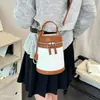 Nova Bolsa Pequena Feminina para o Trabalho Ombro Único Balde de Mão Estilosa 2026 Bolsa Cilíndrica da Moda Sinta Cor Color Block Bolsa Transversal
