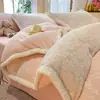 Juego de Cama de Cuatro Piezas Estilo Flor Rota con Ribete de Pelo de Conejo Completamente Mate Leche Polar Invierno Espesado Cálido Añadido Funda de Edredón de Polar Sábana