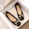 Zapatos populares versátiles de estilo slip-on con suelas planas y blandas, nueva colección otoño 2026, mocasines slip-on de estilo francés para el commuting de mujer
