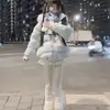 Diseño de muñeco de nieve lindo, con un cuello grande de piel sintética, este nuevo abrigo de algodón relleno de plumón para mujer está engrosado para mayor calidez y es perfecto para figuras petite.