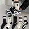 Calcetines Largos de Verano para Mujer Estilo Ins de Moda para Uso en Exteriores Primavera y Otoño de Longitud Media Negros y Blancos Casuales Simples Modernos Versátiles