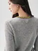 Colección de otoño 2026 estilo francés: suéter de cachemir para mujer con cuello redondo, adornado con pedrería en el cuello y con mangas largas