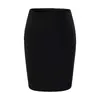 Atuendo de alta gama, elegante para mujer: un top sin mangas de corte ajustado, un cárdigan y una falda midi entallada - un conjunto de tres piezas perfecto para figuras petite