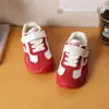 Nuevos Zapatos Infantiles Primavera/Verano 2026: Zapatos Deportivos Casuales Cómodos de Suela Suave para Niños, Zapatos de Moda Retro Estilo Coreano para Niñas Forrest Gump