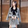 Traje xiangfeng de socialité de moda para personas pequeñas que usan un conjunto de dos piezas corto con diseño jacquard de estilo extranjero de lujo ligero