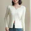 Cardigã de tricô feminino pequeno com decote V, novo casaco suéter de manga longa slim fit para primavera e outono, top versátil de cor sólida
