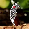 Venta al por mayor de joyería de acero inoxidable para comercio exterior europeo y americano, collares colgantes de pluma de titanio personalizados, collares de moda para hombres y mujeres