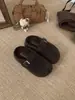 Mocassins cinzas, fofos e descolados para mulheres, projetados para figuras baixinhas, com solas grossas, forro de fleece e um aumento interno de 5 cm de altura, lembrando chinelos estilo Birkenstock.