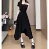 Vestido preto acinturado plus size para mulheres, novo estilo verão 2026, emagrecimento para figuras petites, com cintura marcada e design assimétrico