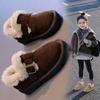 Sapatos de pelúcia acolchoados de algodão para meninas 2023 Inverno novos sapatos quentes infantis forrados com lã de sola grossa e macia antiderrapantes que combinam com tudo sapatos acolchoados de algodão