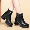 Botas estilo Martin com sola grossa e salto grosso para mães de meia-idade, novas botas de tornozelo de salto alto para outono e inverno para mulheres, estilosas e versáteis, com adição de fleece para aquecimento
